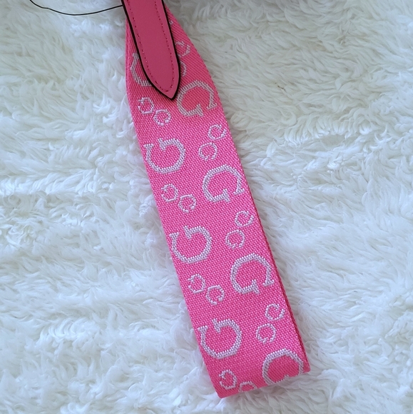 Guess❓️ "Finnian" Wristlet - NWT - Picture 4 of 16